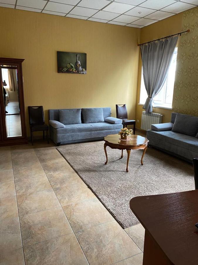 Hotel Gostynnyi Dvir Butja Exteriör bild