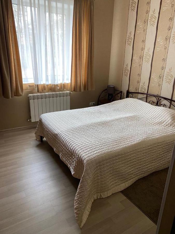 Hotel Gostynnyi Dvir Butja Exteriör bild