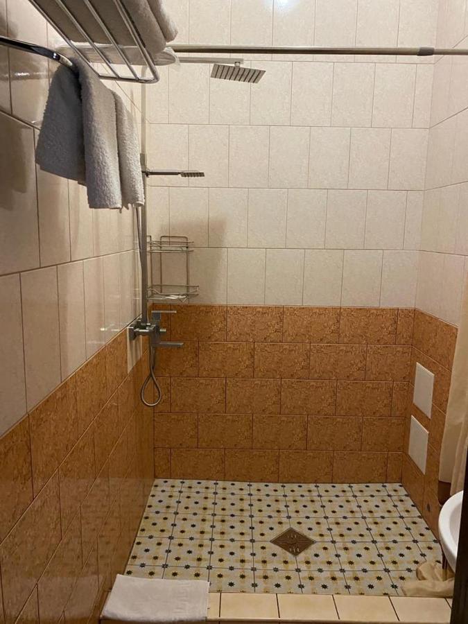 Hotel Gostynnyi Dvir Butja Exteriör bild