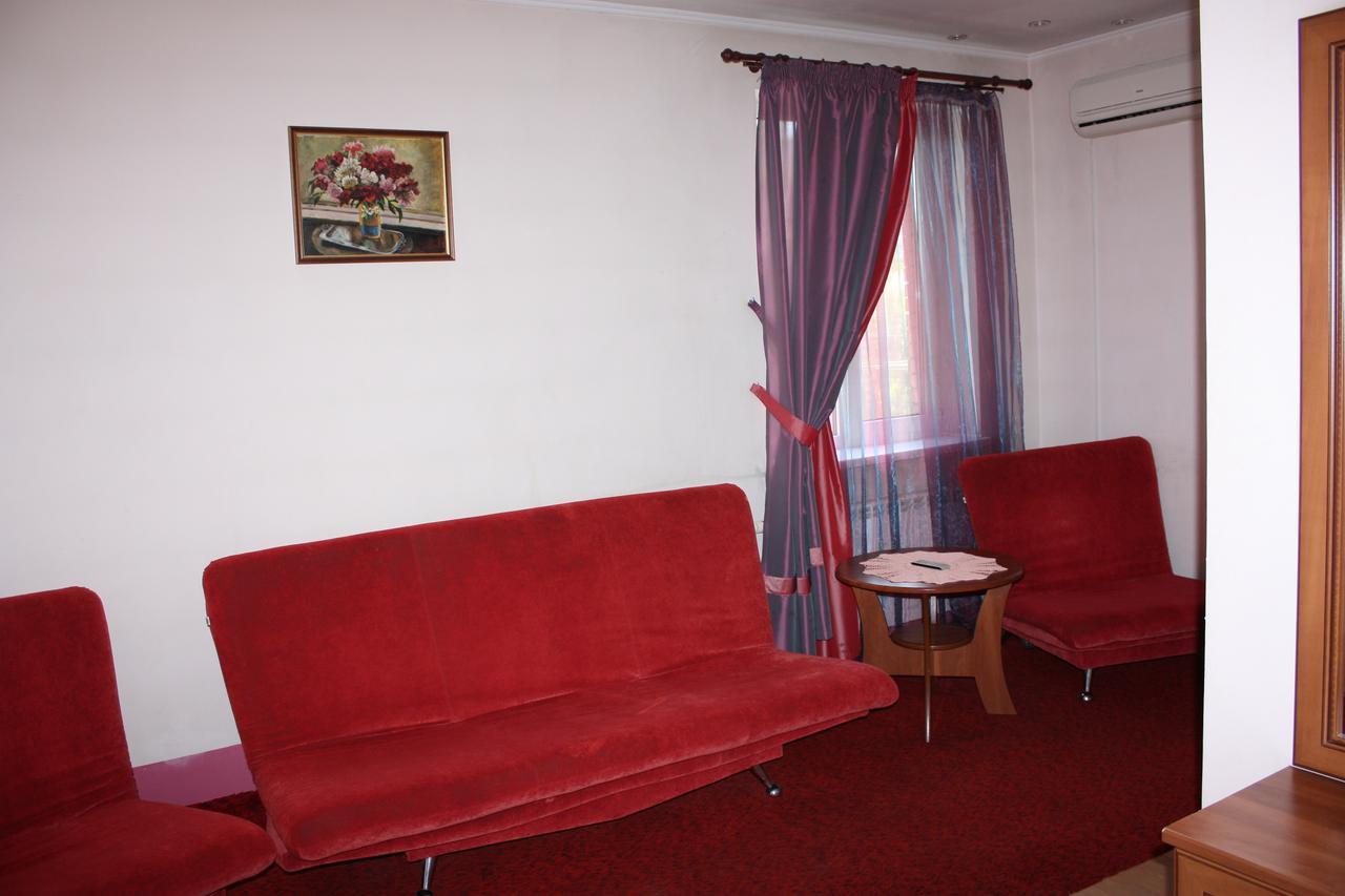 Hotel Gostynnyi Dvir Butja Rum bild