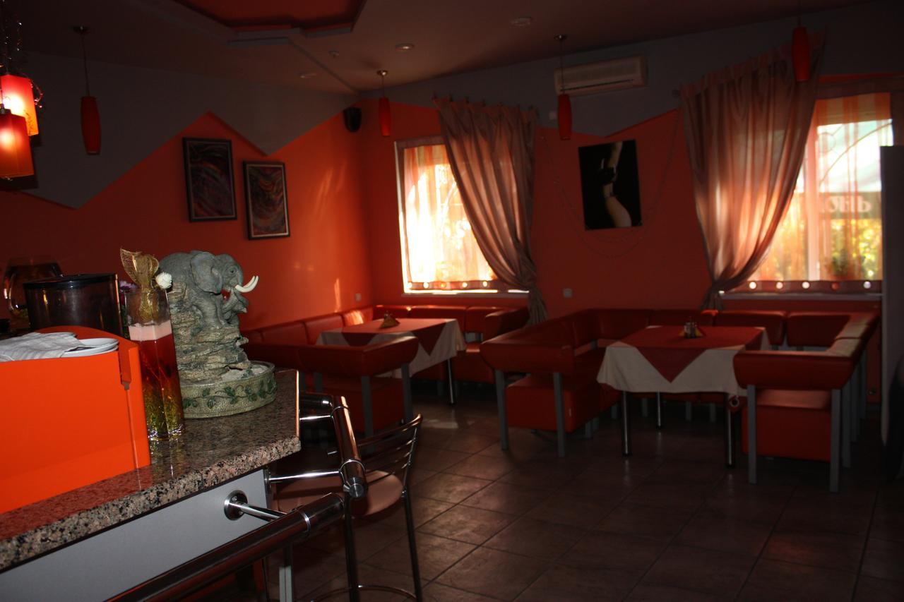 Hotel Gostynnyi Dvir Butja Exteriör bild