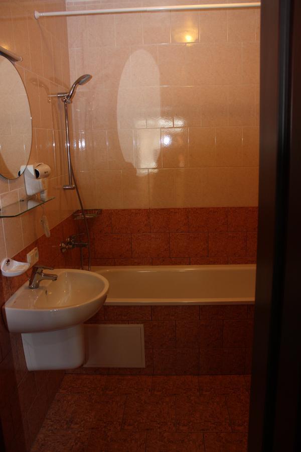 Hotel Gostynnyi Dvir Butja Rum bild