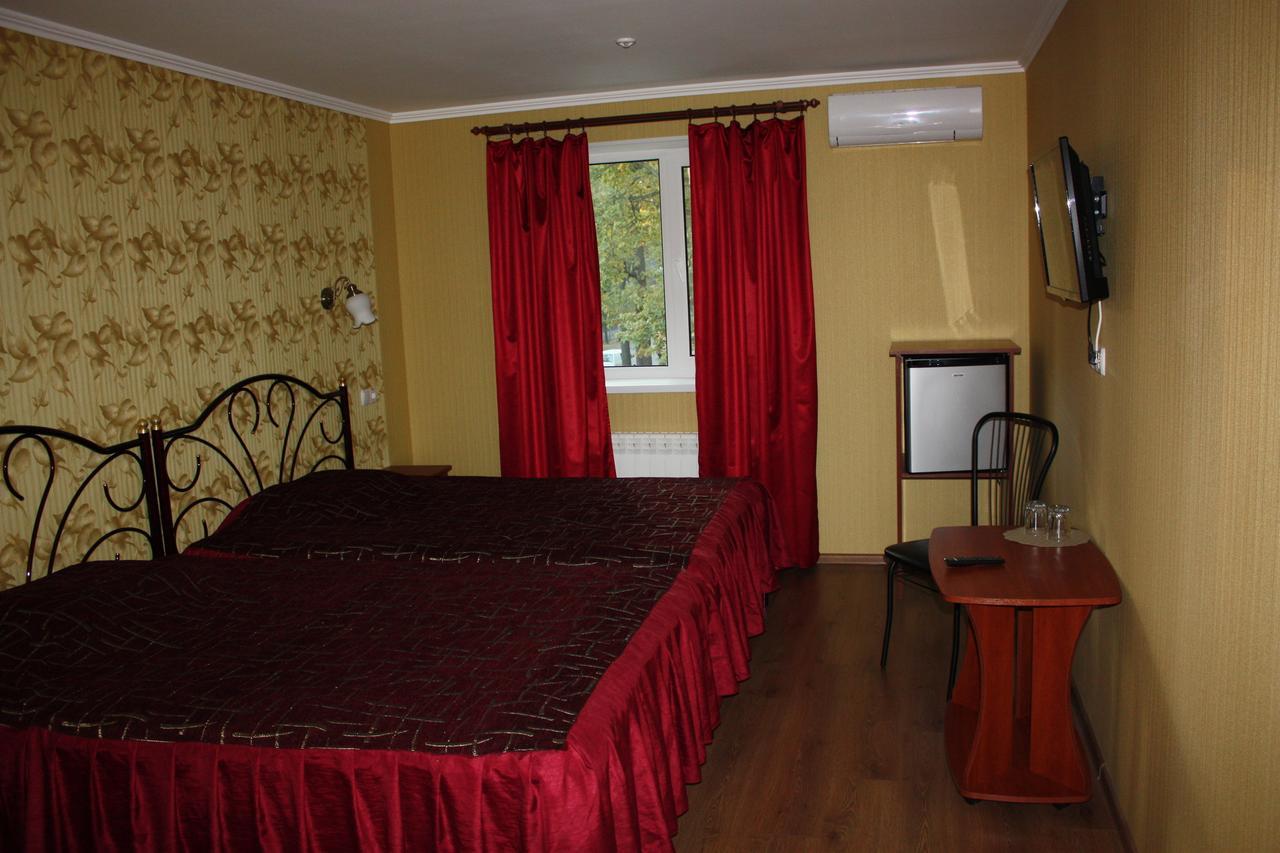 Hotel Gostynnyi Dvir Butja Rum bild