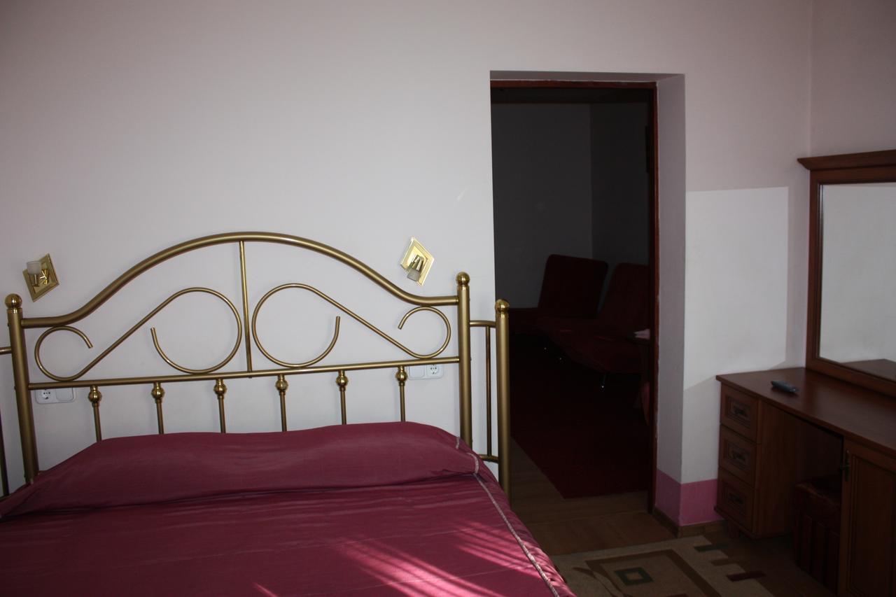 Hotel Gostynnyi Dvir Butja Rum bild