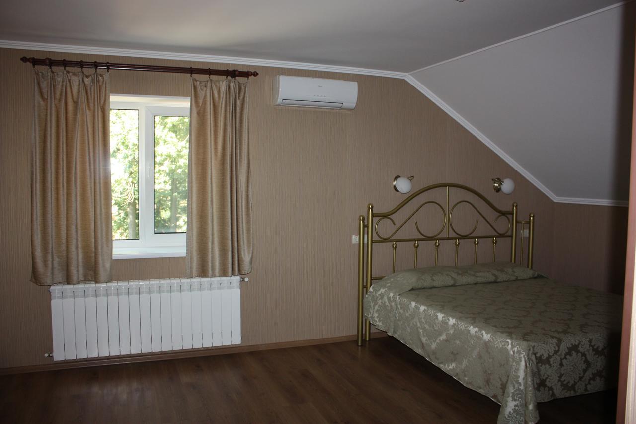 Hotel Gostynnyi Dvir Butja Exteriör bild
