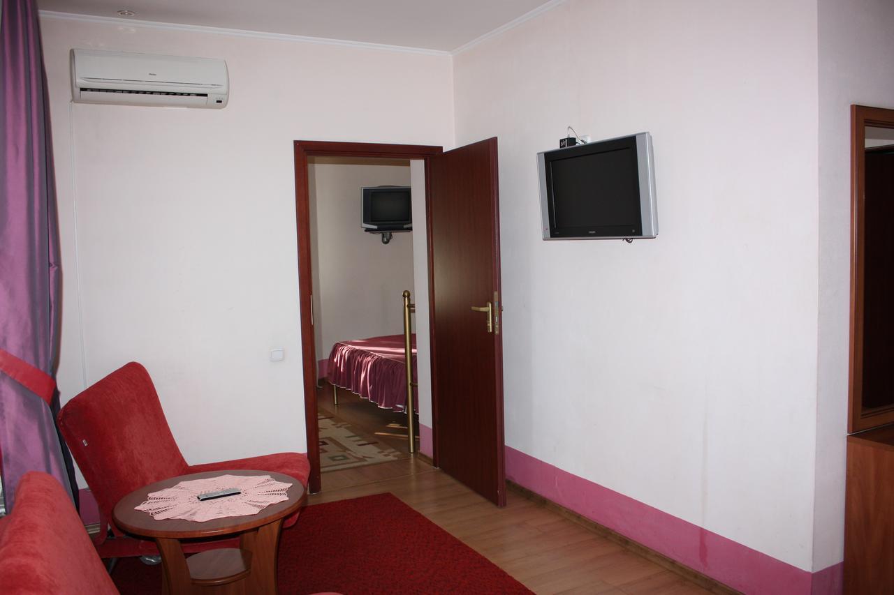 Hotel Gostynnyi Dvir Butja Rum bild