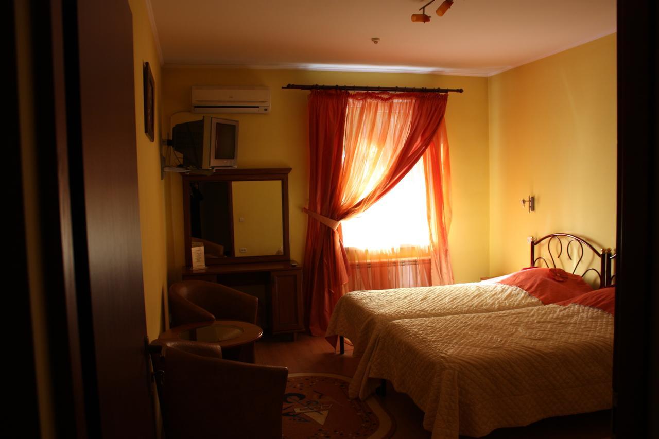 Hotel Gostynnyi Dvir Butja Rum bild