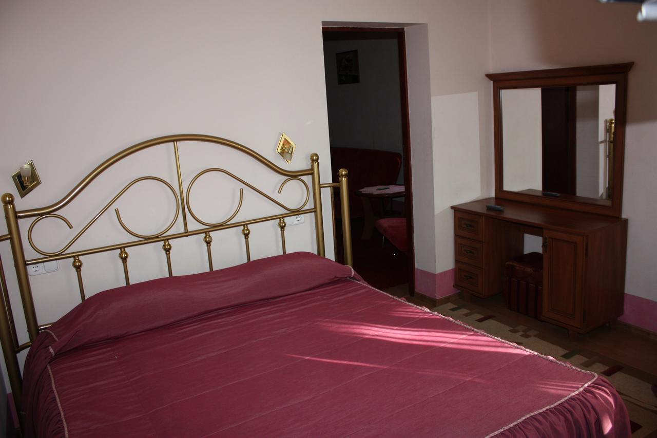 Hotel Gostynnyi Dvir Butja Exteriör bild